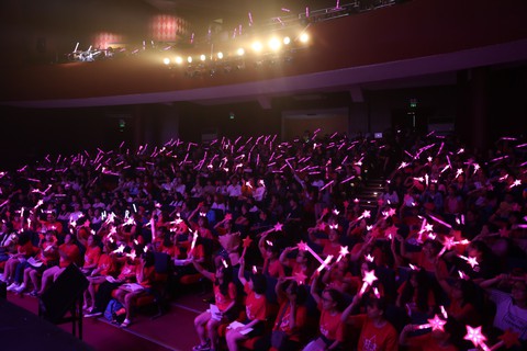 Dù mưa to dai dẳng, live concert của Hari Won vẫn không một ghế trống - Ảnh 8. Dù mưa to dai dẳng, live concert của Hari Won vẫn không một ghế trống - Ảnh 8.