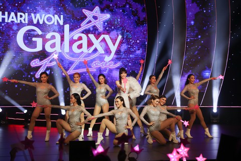 Dù mưa to dai dẳng, live concert của Hari Won vẫn không một ghế trống - Ảnh 1. Dù mưa to dai dẳng, live concert của Hari Won vẫn không một ghế trống - Ảnh 1.