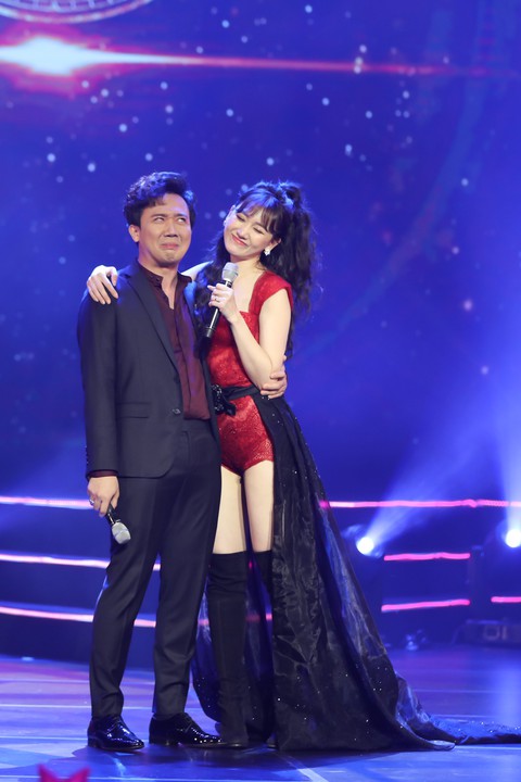 Dù mưa to dai dẳng, live concert của Hari Won vẫn không một ghế trống - Ảnh 4. Dù mưa to dai dẳng, live concert của Hari Won vẫn không một ghế trống - Ảnh 4.