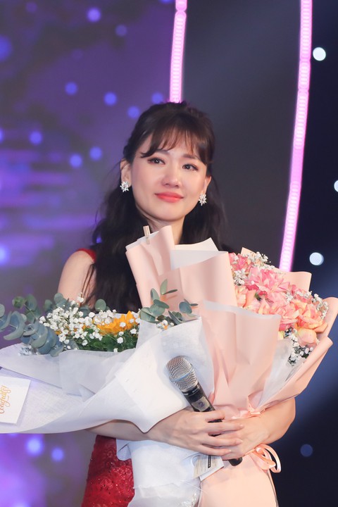 Dù mưa to dai dẳng, live concert của Hari Won vẫn không một ghế trống - Ảnh 2. Dù mưa to dai dẳng, live concert của Hari Won vẫn không một ghế trống - Ảnh 2.