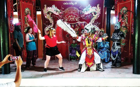 Lửa nghề truyền mãi ngàn sau - Kỳ 6: Nửa thế kỷ giữ nghề hát xưa - Ảnh 3. Lửa nghề truyền mãi ngàn sau - Kỳ 6: Nửa thế kỷ giữ nghề hát xưa - Ảnh 3.