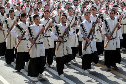 Iran rầm rộ duyệt binh khoe vũ khí tối tân - Ảnh 4. Iran rầm rộ duyệt binh khoe vũ khí tối tân - Ảnh 4.
