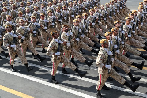 Iran rầm rộ duyệt binh khoe vũ khí tối tân - Ảnh 2. Iran rầm rộ duyệt binh khoe vũ khí tối tân - Ảnh 2.