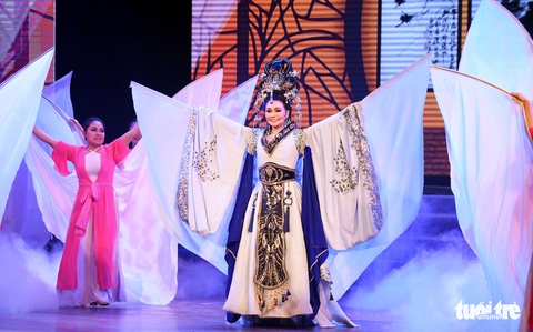 Ngọc Huyền, Tú Sương cùng hóa thân thành nàng Dương Quý Phi - Ảnh 12. Ngọc Huyền, Tú Sương cùng hóa thân thành nàng Dương Quý Phi - Ảnh 12.