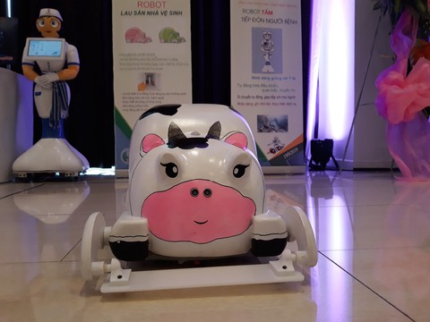 Cô Tấm robot chăm sóc người bệnh - Ảnh 3. Cô Tấm robot chăm sóc người bệnh - Ảnh 3.