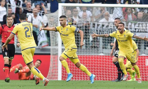 Sút chạm cột rồi chạm xà, cầu thủ Verona vẫn có bàn thắng đẹp vào lưới Buffon - Ảnh 2. Sút chạm cột rồi chạm xà, cầu thủ Verona vẫn có bàn thắng đẹp vào lưới Buffon - Ảnh 2.