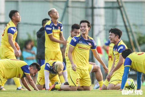 Xem tuyển Việt Nam sảng khoái trong buổi tập đầu tiên chờ đấu Malaysia - Ảnh 2. Xem tuyển Việt Nam sảng khoái trong buổi tập đầu tiên chờ đấu Malaysia - Ảnh 2.