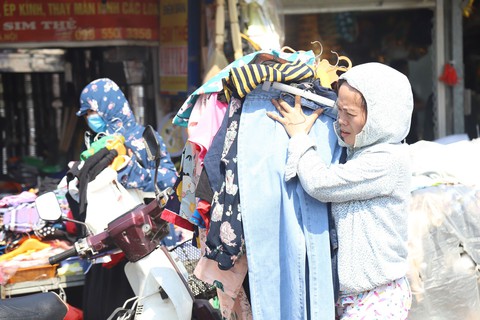 Cháy chợ Tó ở Đông Anh, nhiều gian hàng bị thiêu rụi - Ảnh 3. Cháy chợ Tó ở Đông Anh, nhiều gian hàng bị thiêu rụi - Ảnh 3.