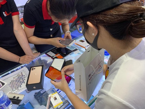 Hàng ngàn khách đặt cọc mua iPhone giá 40-50 triệu, đắt hơn nước ngoài - Ảnh 1. Hàng ngàn khách đặt cọc mua iPhone giá 40-50 triệu, đắt hơn nước ngoài - Ảnh 1.
