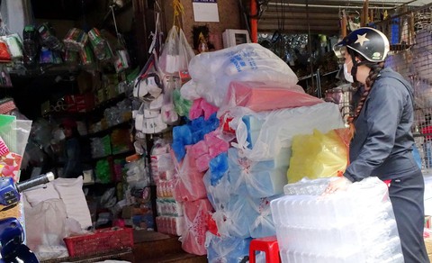 Hạn chế túi nilông: Đánh thuế cũng như không! - Ảnh 1. Hạn chế túi nilông: Đánh thuế cũng như không! - Ảnh 1.