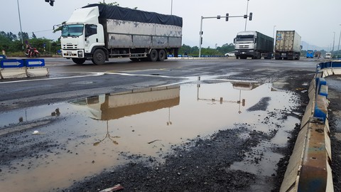Sửa triệt để hư hỏng trên cao tốc Đà Nẵng - Quảng Ngãi: phải lập dự án mới? - Ảnh 2. Sửa triệt để hư hỏng trên cao tốc Đà Nẵng - Quảng Ngãi: phải lập dự án mới? - Ảnh 2.