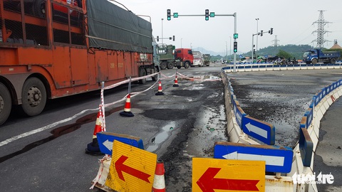 Sau mưa, đường nối cao tốc Đà Nẵng - Quảng Ngãi lộ đầy ổ gà, sống trâu - Ảnh 4. Sau mưa, đường nối cao tốc Đà Nẵng - Quảng Ngãi lộ đầy ổ gà, sống trâu - Ảnh 4.