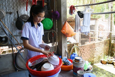 Nữ sinh đảm đang quyết học giỏi để giúp mẹ chữa bệnh - Ảnh 2. Nữ sinh đảm đang quyết học giỏi để giúp mẹ chữa bệnh - Ảnh 2.