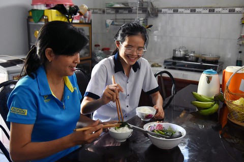 Nữ sinh đảm đang quyết học giỏi để giúp mẹ chữa bệnh - Ảnh 1. Nữ sinh đảm đang quyết học giỏi để giúp mẹ chữa bệnh - Ảnh 1.