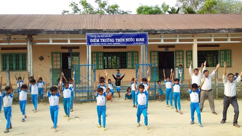 Những người thầy gùi chữ vượt sông - Ảnh 1. Những người thầy gùi chữ vượt sông - Ảnh 1.