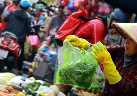 Hạn chế túi nilông: Đánh thuế cũng như không! - Ảnh 4. Hạn chế túi nilông: Đánh thuế cũng như không! - Ảnh 4.
