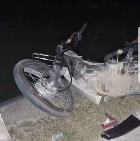 Bố mẹ bị xe tông chết, bé 4 tuổi gào khóc chỉ cho dân xuống kênh tìm thi thể - Ảnh 1. Bố mẹ bị xe tông chết, bé 4 tuổi gào khóc chỉ cho dân xuống kênh tìm thi thể - Ảnh 1.