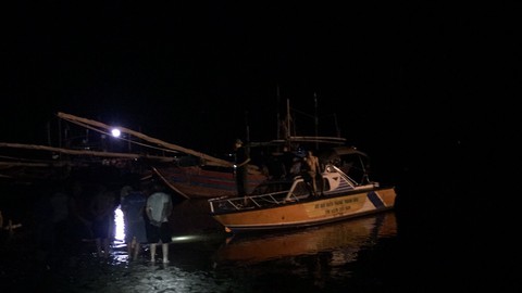 Nổ tàu cá ở Thanh Hóa, 3 người mất tích, 5 người bị thương nặng - Ảnh 2. Nổ tàu cá ở Thanh Hóa, 3 người mất tích, 5 người bị thương nặng - Ảnh 2.