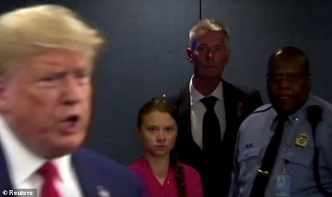 Mạng xã hội bùng nổ vì cái nhìn giận dữ cô gái 16 tuổi dành cho ông Trump - Ảnh 1. Mạng xã hội bùng nổ vì cái nhìn giận dữ cô gái 16 tuổi dành cho ông Trump - Ảnh 1.