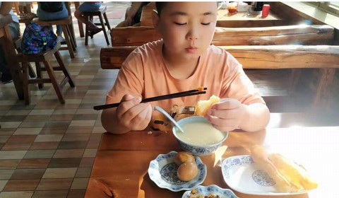 Bé trai 11 tuổi chủ động tăng cân 18kg để cứu cha bị ung thư máu - Ảnh 2. Bé trai 11 tuổi chủ động tăng cân 18kg để cứu cha bị ung thư máu - Ảnh 2.