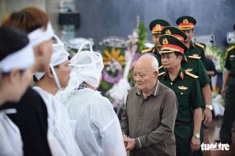 Đồng đội đến viếng phi công khác thường Nguyễn Văn Bảy - Ảnh 1. Đồng đội đến viếng phi công khác thường Nguyễn Văn Bảy - Ảnh 1.