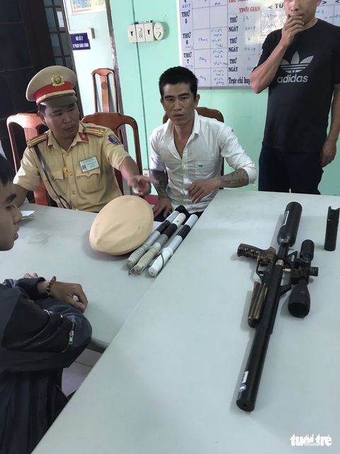 Rút súng dọa xe khách vì không được nhường đường - Ảnh 1. Rút súng dọa xe khách vì không được nhường đường - Ảnh 1.