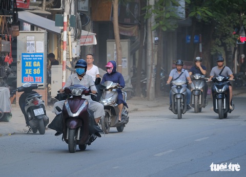 Nhiều tuyến phố Hà Nội bụi mù mịt - Ảnh 1. Nhiều tuyến phố Hà Nội bụi mù mịt - Ảnh 1.