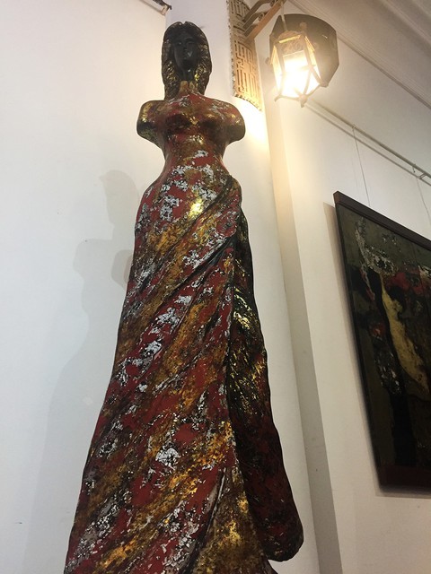Thiếu chiều sâu cùng những sắc độ màu biến ảo, tranh sơn mài ra sao? - Ảnh 1. Thiếu chiều sâu cùng những sắc độ màu biến ảo, tranh sơn mài ra sao? - Ảnh 1.