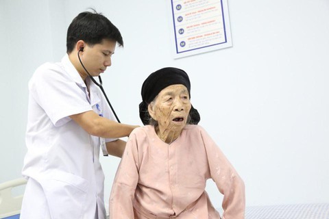 Cứu sống bà cụ 101 tuổi bị nhồi máu cơ tim cấp - Ảnh 1. Cứu sống bà cụ 101 tuổi bị nhồi máu cơ tim cấp - Ảnh 1.