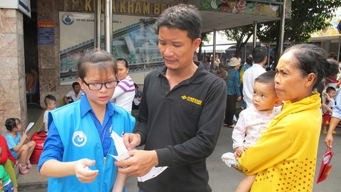 Xưa phát túi nilon dọn gọn rác, nay lại phải truyền thông hạn chế dùng - Ảnh 1. Xưa phát túi nilon dọn gọn rác, nay lại phải truyền thông hạn chế dùng - Ảnh 1.