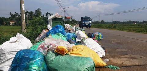 Quảng Nam vận động dân ngừng chặn đường xe rác gây ô nhiễm suốt hai tháng - Ảnh 2. Quảng Nam vận động dân ngừng chặn đường xe rác gây ô nhiễm suốt hai tháng - Ảnh 2.