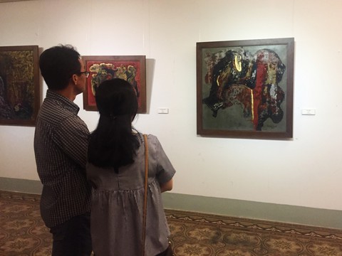 Thiếu chiều sâu cùng những sắc độ màu biến ảo, tranh sơn mài ra sao? - Ảnh 6. Thiếu chiều sâu cùng những sắc độ màu biến ảo, tranh sơn mài ra sao? - Ảnh 6.