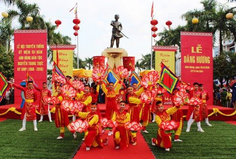 Hàng ngàn người dự lễ dâng hương anh hùng dân tộc Nguyễn Trung Trực - Ảnh 1. Hàng ngàn người dự lễ dâng hương anh hùng dân tộc Nguyễn Trung Trực - Ảnh 1.