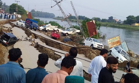 Động đất rung chuyển Pakistan, hơn 700 người thương vong - Ảnh 1. Động đất rung chuyển Pakistan, hơn 700 người thương vong - Ảnh 1.