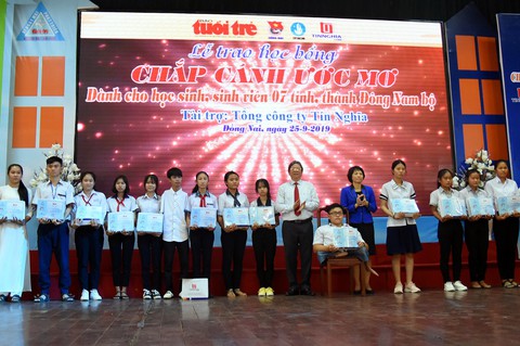 Trao 65 suất học bổng Chắp cánh ước mơ cho HS-SV khó khăn vùng Đông Nam bộ - Ảnh 1. Trao 65 suất học bổng Chắp cánh ước mơ cho HS-SV khó khăn vùng Đông Nam bộ - Ảnh 1.