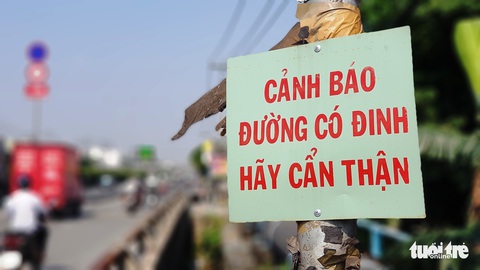 Quốc lộ 1 ở TP.HCM xuất hiện bảng cảnh báo đường có đinh, hãy cẩn thận - Ảnh 3. Quốc lộ 1 ở TP.HCM xuất hiện bảng cảnh báo đường có đinh, hãy cẩn thận - Ảnh 3.