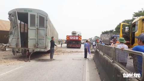 Tàu hàng đâm xe tải lật 4 toa, đường sắt qua Nghệ An tê liệt - Ảnh 9. Tàu hàng đâm xe tải lật 4 toa, đường sắt qua Nghệ An tê liệt - Ảnh 9.