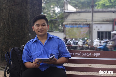 Chàng sinh viên đến trường bằng tình thương của ông bà - Ảnh 2. Chàng sinh viên đến trường bằng tình thương của ông bà - Ảnh 2.