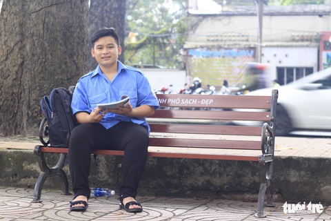 Chàng sinh viên đến trường bằng tình thương của ông bà - Ảnh 3. Chàng sinh viên đến trường bằng tình thương của ông bà - Ảnh 3.
