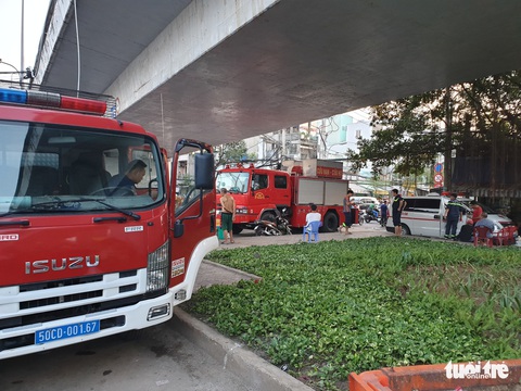 Cảnh sát lặn tìm người đàn ông khuyết tật nhảy cầu Chánh Hưng - Ảnh 4. Cảnh sát lặn tìm người đàn ông khuyết tật nhảy cầu Chánh Hưng - Ảnh 4.