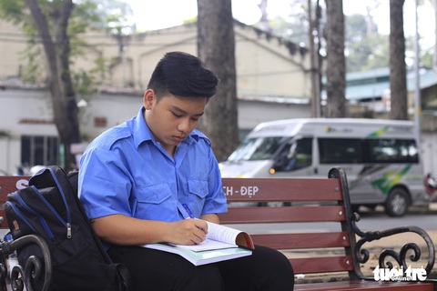 Chàng sinh viên đến trường bằng tình thương của ông bà - Ảnh 1. Chàng sinh viên đến trường bằng tình thương của ông bà - Ảnh 1.