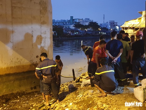 Cảnh sát lặn tìm người đàn ông khuyết tật nhảy cầu Chánh Hưng - Ảnh 2. Cảnh sát lặn tìm người đàn ông khuyết tật nhảy cầu Chánh Hưng - Ảnh 2.