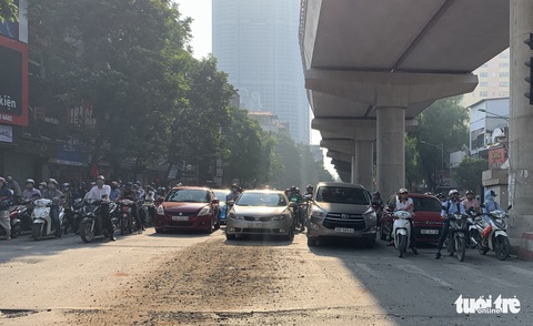 Nhiều tuyến phố Hà Nội bụi mù mịt - Ảnh 4. Nhiều tuyến phố Hà Nội bụi mù mịt - Ảnh 4.