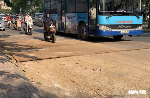 Nhiều tuyến phố Hà Nội bụi mù mịt - Ảnh 2. Nhiều tuyến phố Hà Nội bụi mù mịt - Ảnh 2.