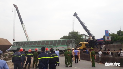 Tàu hàng đâm xe tải lật 4 toa, đường sắt qua Nghệ An tê liệt - Ảnh 8. Tàu hàng đâm xe tải lật 4 toa, đường sắt qua Nghệ An tê liệt - Ảnh 8.