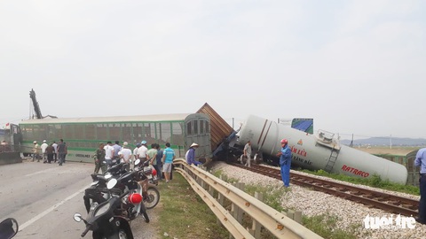 Tàu hàng đâm xe tải lật 4 toa, đường sắt qua Nghệ An tê liệt - Ảnh 5. Tàu hàng đâm xe tải lật 4 toa, đường sắt qua Nghệ An tê liệt - Ảnh 5.