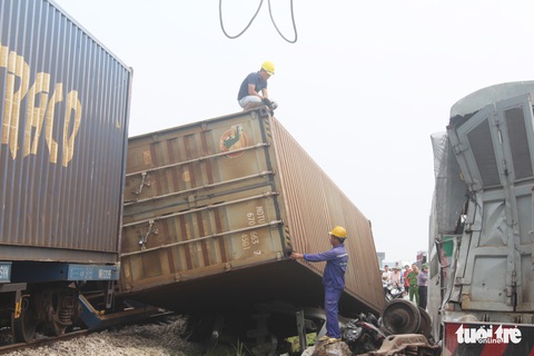 Nghẹt thở cứu tài xế mắc kẹt sau vụ tàu hàng đâm xe tải nổ như bom - Ảnh 8. Nghẹt thở cứu tài xế mắc kẹt sau vụ tàu hàng đâm xe tải nổ như bom - Ảnh 8.