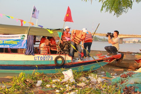 Thanh niên Cần Thơ vớt rác trên chợ nổi Cái Răng - Ảnh 2. Thanh niên Cần Thơ vớt rác trên chợ nổi Cái Răng - Ảnh 2.