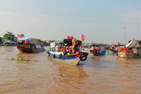 Thanh niên Cần Thơ vớt rác trên chợ nổi Cái Răng - Ảnh 1. Thanh niên Cần Thơ vớt rác trên chợ nổi Cái Răng - Ảnh 1.