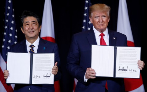 Tổng thống Trump ký thỏa thuận thương mại phi thường với Thủ tướng Abe - Ảnh 1. Tổng thống Trump ký thỏa thuận thương mại phi thường với Thủ tướng Abe - Ảnh 1.